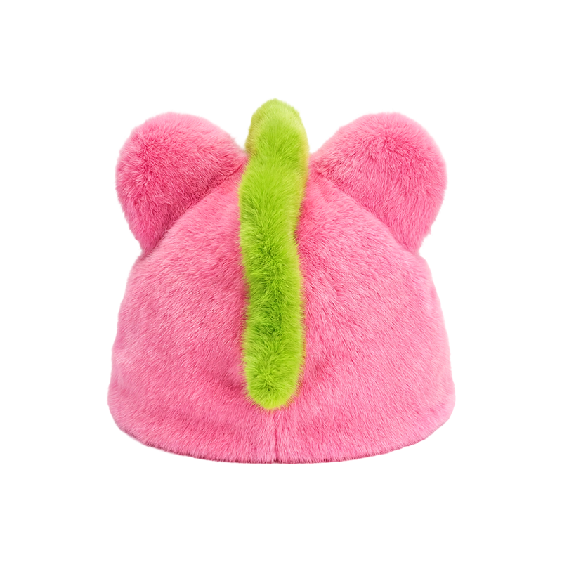 Yeşil yeleli şapkalı pembe tek boynuzlu at